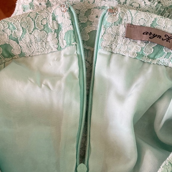 Women’s size small Aryn K mint green/sea green lace skirt with zipper and clasp - Picture 5 of 9